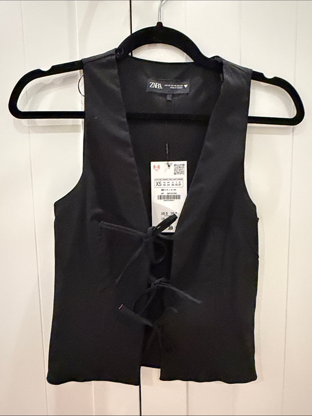 Women's black sleeveless vest/top